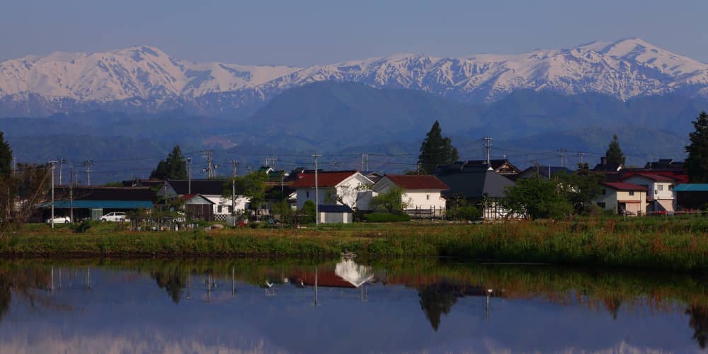 水田と飯豊連峰